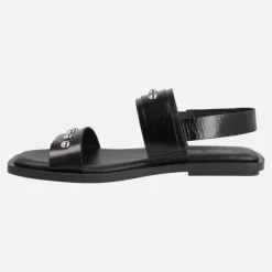 Sandalias planas de piel negra con hebilla y tachas plateadas