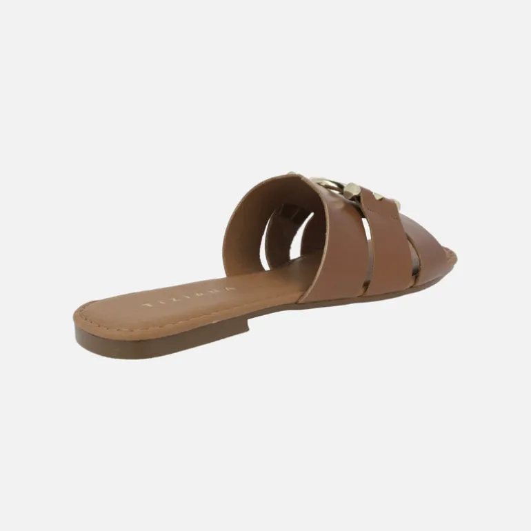 Sandalias planas de piel con adorno metálico dorado