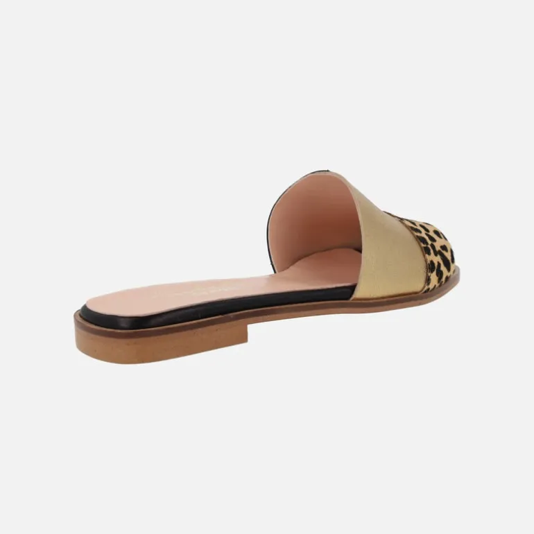 Sandalias planas de piel combinadas con animal print