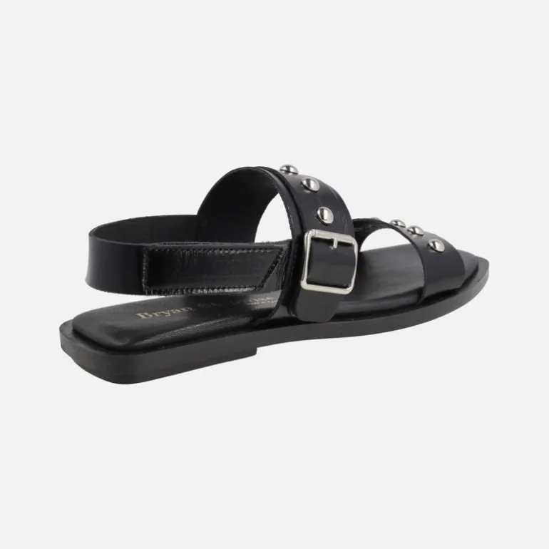 Sandalias planas de piel negra con hebilla y tachas plateadas