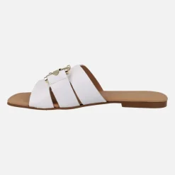 Sandalias planas de piel con adorno metálico dorado
