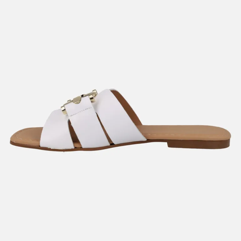 Sandalias planas de piel con adorno metálico dorado