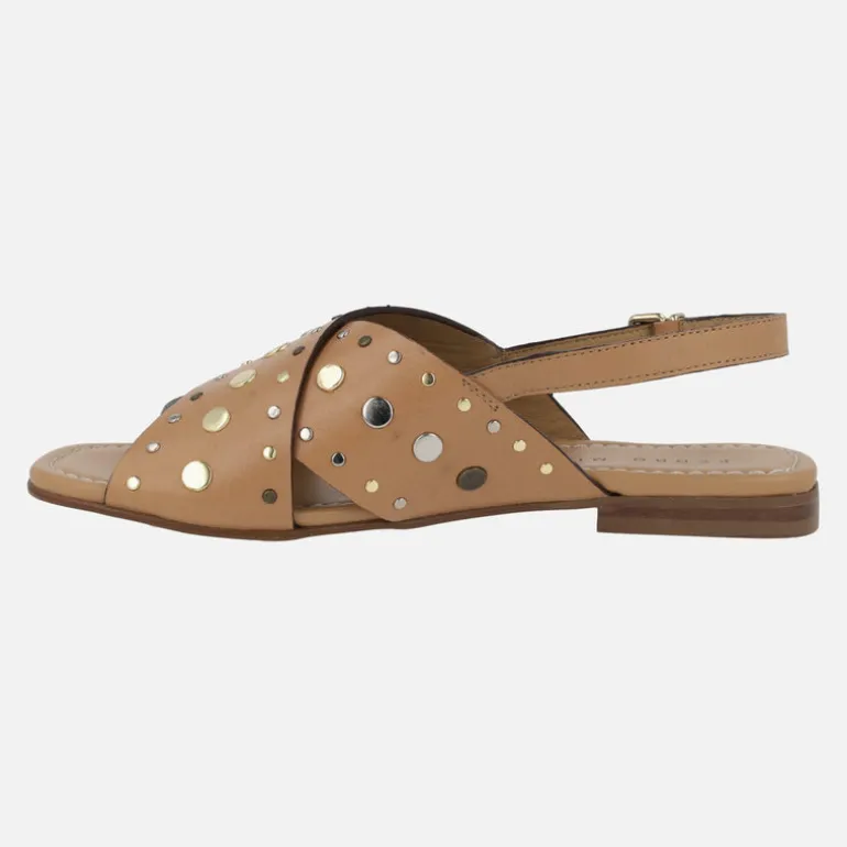 Sandalias planas de tiras cruzadas con remaches metálicos