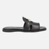 Sandalias planas estilo pala Sheila en piel negra con adorno oro