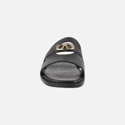 Sandalias planas estilo pala Sheila en piel negra con adorno oro