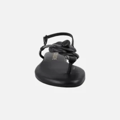 Sandalias planas negras de piel con adorno de flor y strass