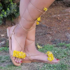 Sandalias planas para mujer con flores y cintas