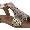 Sandalias troqueladas de piel con hebilla