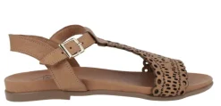 Sandalias troqueladas de piel con hebilla