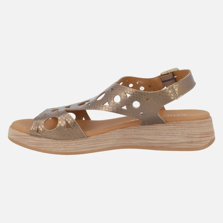 Sandalias troqueladas en piel metalizada bronce