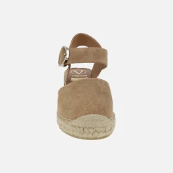 Zapatillas de esparto en ante marrón con cierre de hebilla y cuña media