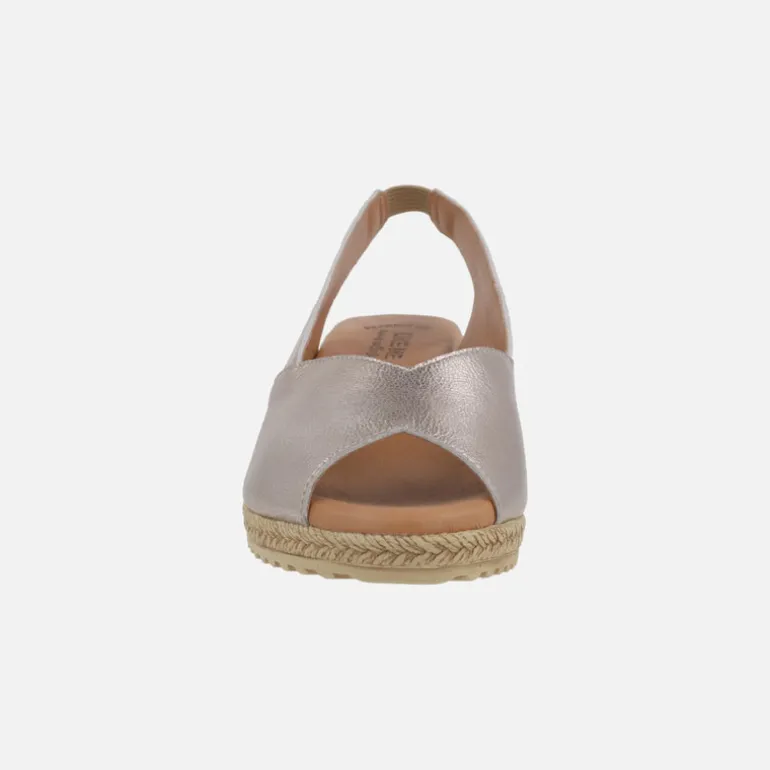 Zapatillas de piel destalonadas y abiertas de puntera con cuña media