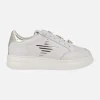 Zapatillas deportivas blancas de piel con adornos dorados