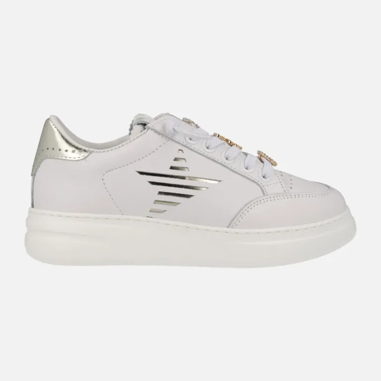 Zapatillas deportivas blancas de piel con adornos dorados