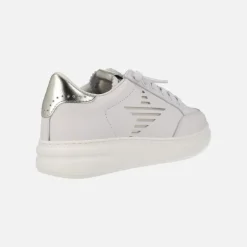Zapatillas deportivas blancas de piel con adornos dorados