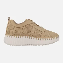 Zapatillas deportivas con detalle de picados y cierre de cordones