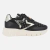 Zapatillas deportivas negras con adorno de oso dorado