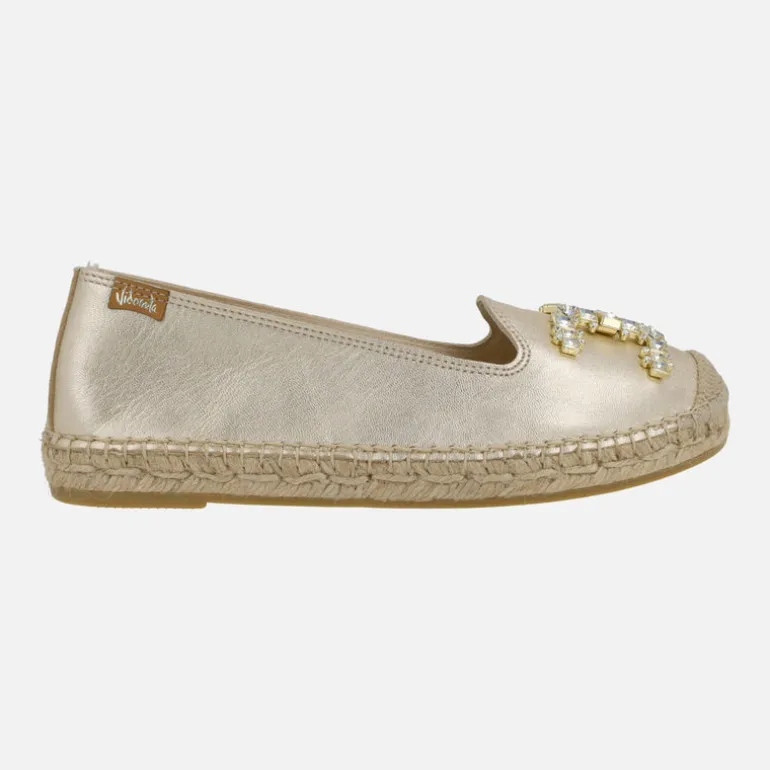 Zapatillas planas de esparto en piel con adorno joya