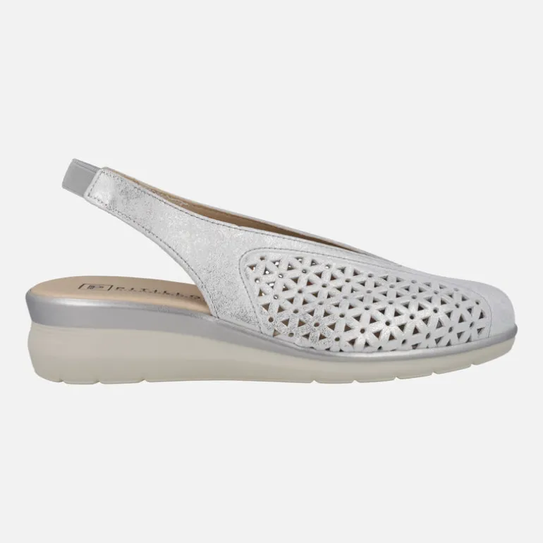 Zapatos confort destalonados en piel plata con detalle de troquelados