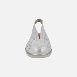 Zapatos confort destalonados en piel plata con detalle de troquelados