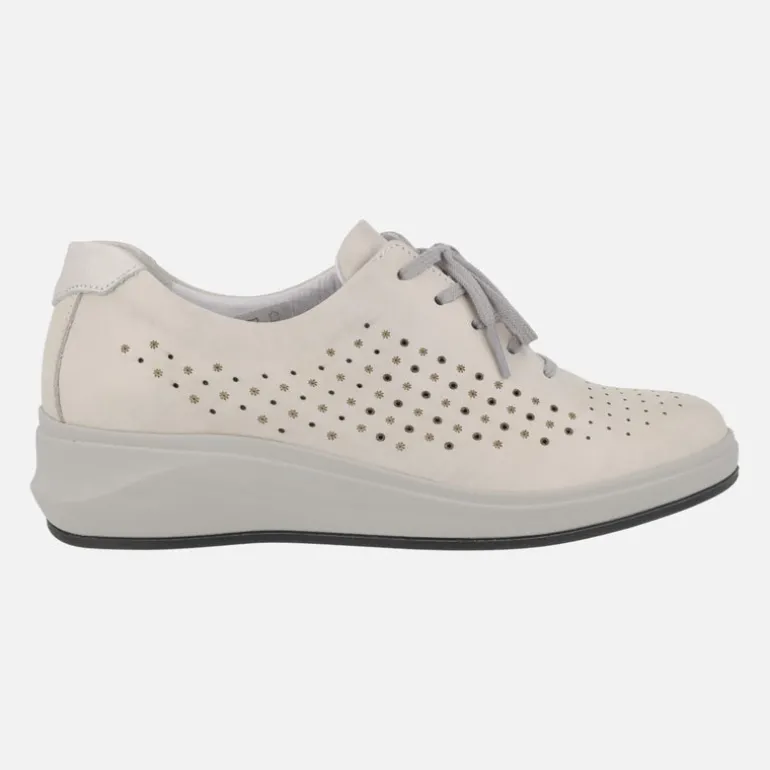 Zapatos confort en piel beige con detalle de picados y cierre de cordones