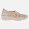 Zapatos confort en piel beige con elástico central y troquelados