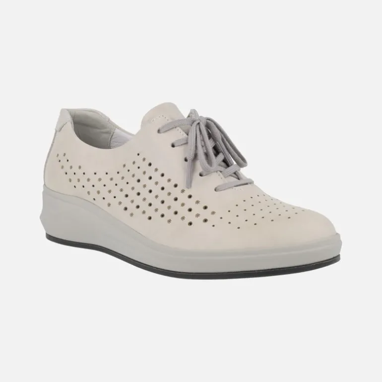 Zapatos confort en piel beige con detalle de picados y cierre de cordones