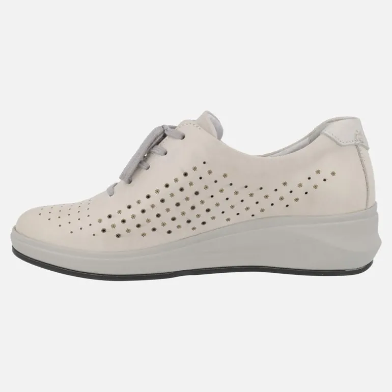 Zapatos confort en piel beige con detalle de picados y cierre de cordones