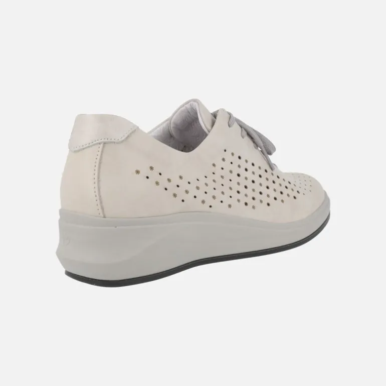 Zapatos confort en piel beige con detalle de picados y cierre de cordones