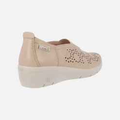 Zapatos confort en piel beige con elástico central y troquelados
