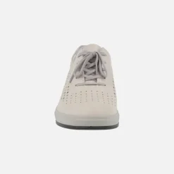 Zapatos confort en piel beige con detalle de picados y cierre de cordones