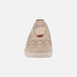 Zapatos confort en piel beige con elástico central y troquelados