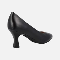 Zapatos corte salón cerrados en piel negra