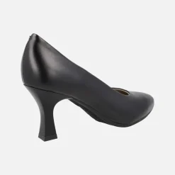 Zapatos corte salón de piel negra con tacones de 8 cms