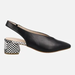 Zapatos corte salón destalonados en piel con tacones a cuadros