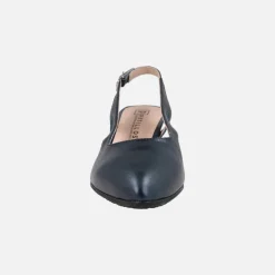 Zapatos corte salón destalonados en piel metalizada con tacón bajo