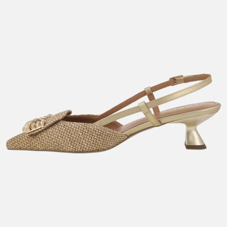 Zapatos corte salón destalonados en acabado rafia