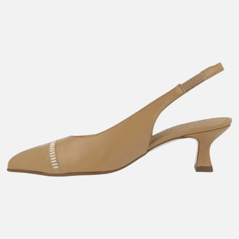 Zapatos corte salón destalonados en piel camel con detalles dorados