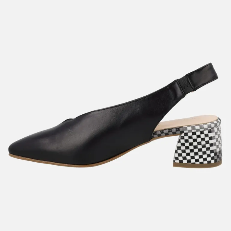 Zapatos corte salón destalonados en piel con tacones a cuadros
