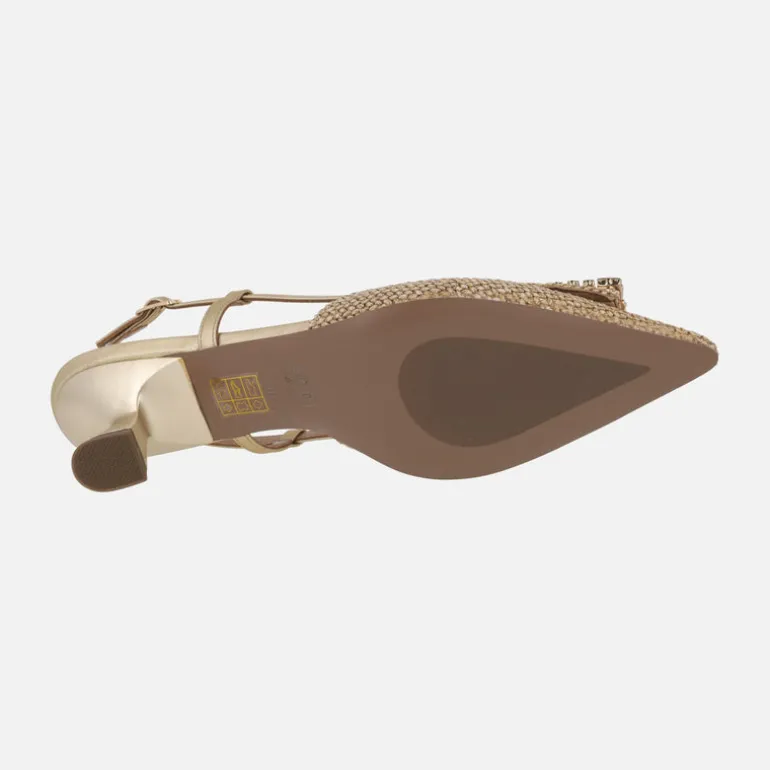 Zapatos corte salón destalonados en acabado rafia
