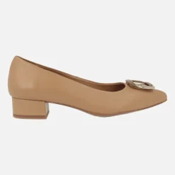 Zapatos corte salón en piel camel con adorno metálico dorado