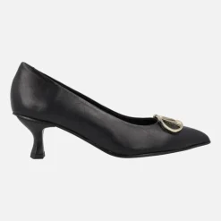 Zapatos corte salón en piel negra con adorno metálico