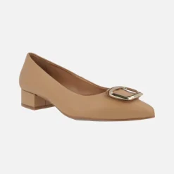 Zapatos corte salón en piel camel con adorno metálico dorado