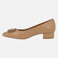 Zapatos corte salón en piel camel con adorno metálico dorado
