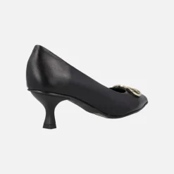 Zapatos corte salón en piel negra con adorno metálico