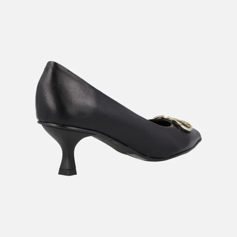 Zapatos corte salón en piel negra con adorno metálico