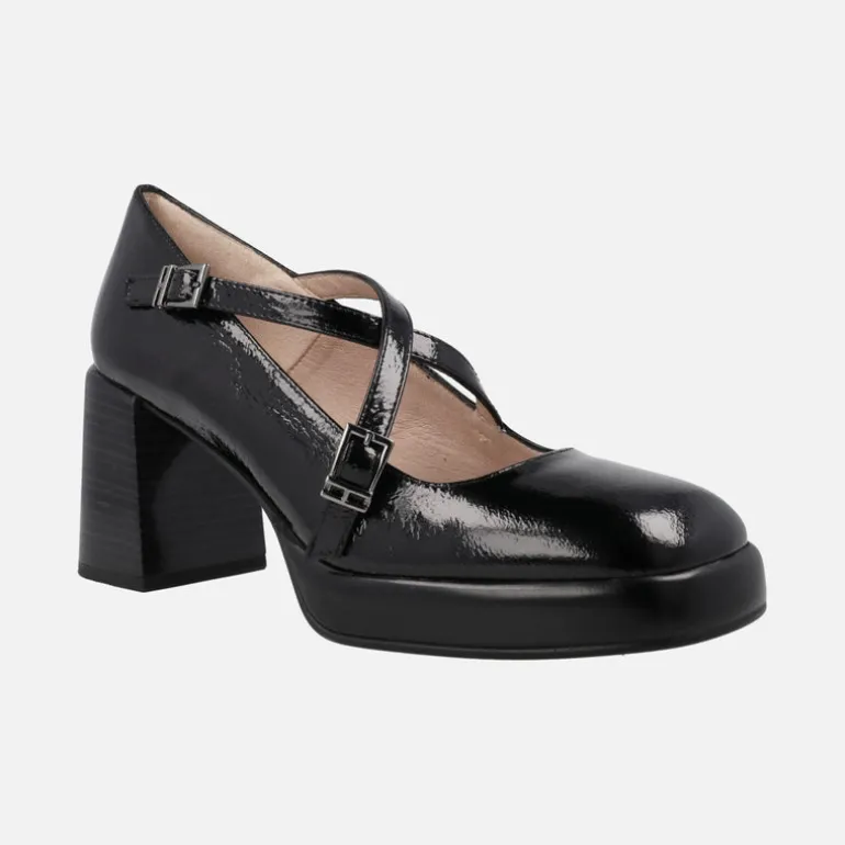 Zapatos corte salón en piel charol con tiras cruzadas y tacón alto