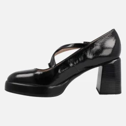 Zapatos corte salón en piel charol con tiras cruzadas y tacón alto
