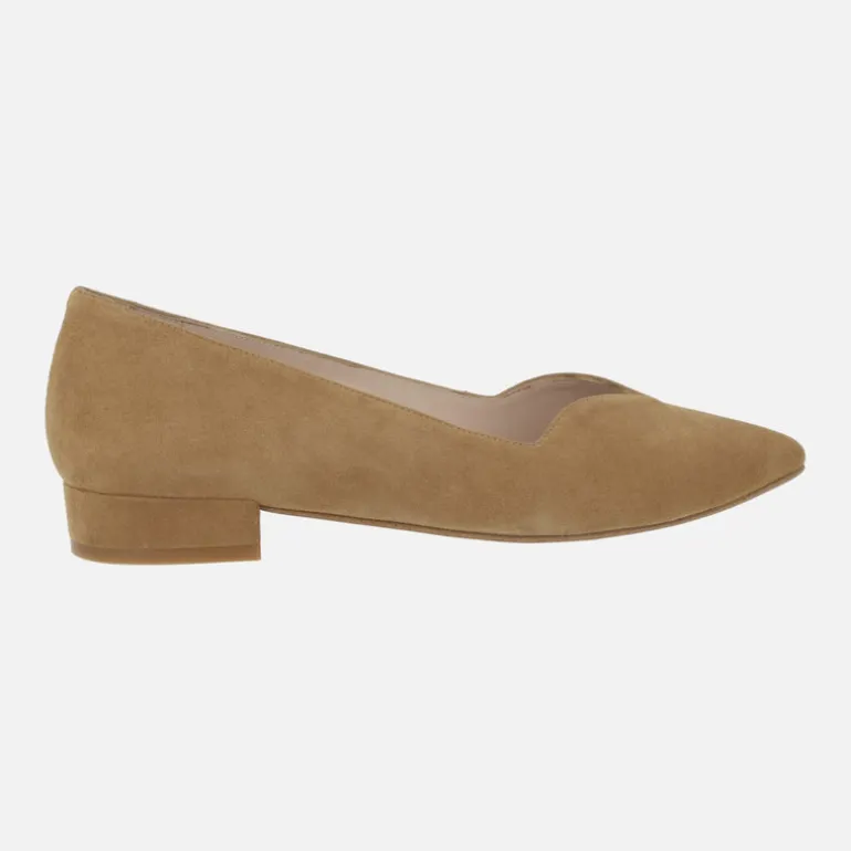 ZAPATOS DE ANTE CAMEL CON TACÓN BAJO Y ESCOTE PICO BREDA