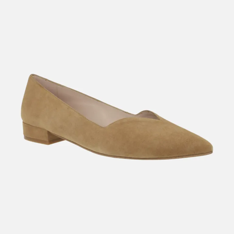 ZAPATOS DE ANTE CAMEL CON TACÓN BAJO Y ESCOTE PICO BREDA